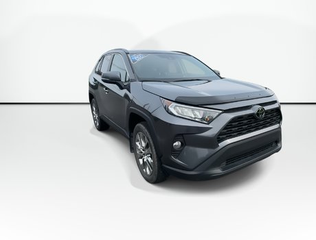 2021 Toyota RAV4 XLE | Roof | Cam | USB | Warranty to 2027