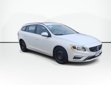 2018 Volvo V60 Dynamic | HtdSeat | Cam | USB | Roof