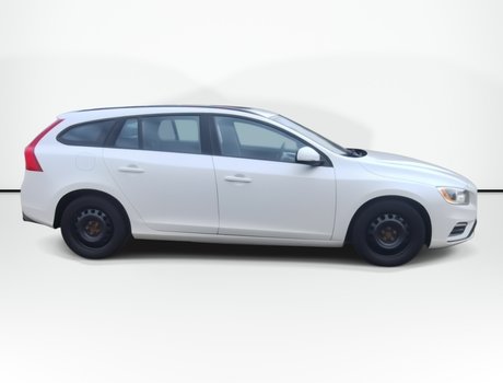 2018 Volvo V60 Dynamic | HtdSeat | Cam | USB | Roof