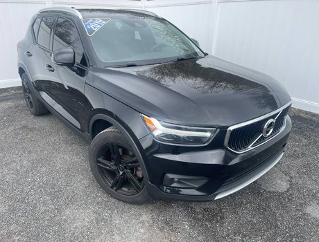 2019 Volvo XC40 Momentum | Leather | Sunroof | Cam | USB