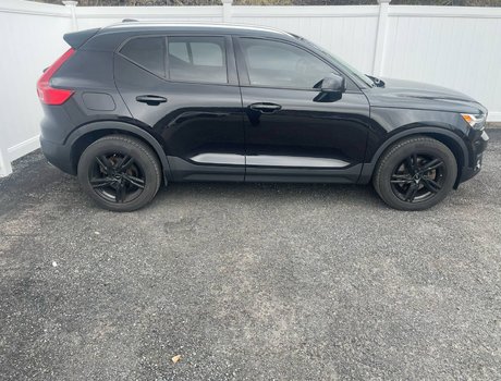 2019 Volvo XC40 Momentum | Leather | Sunroof | Cam | USB