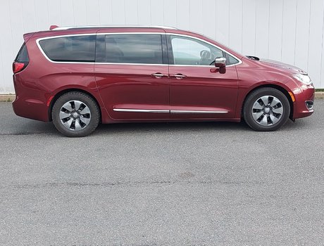 2018 Chrysler Pacifica Hybrid Limited | Leather | Roof | Nav | Htd&Cooled Seats
