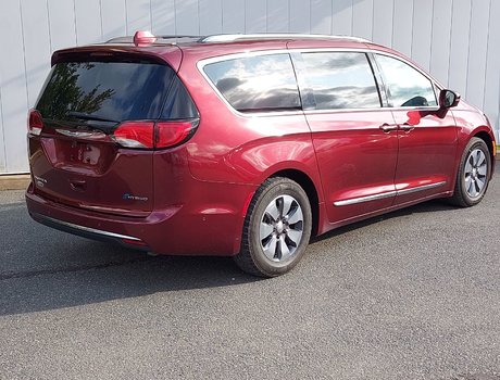 2018 Chrysler Pacifica Hybrid Limited | Leather | Roof | Nav | Htd&Cooled Seats