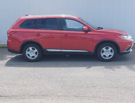 2017 Mitsubishi OUTLANDER ES | Backup Cam | Keyless Entry | USB