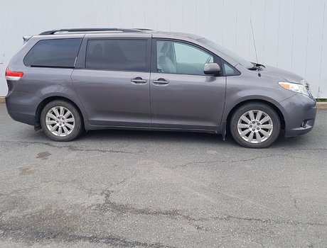 2014 Toyota Sienna XLE | Sunroof  Cam | USB | BlueTooth | Keyless