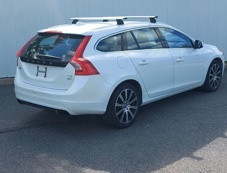 2017 Volvo V60 T6 Drive-E Premier | Leather | HtdSeats | Cam
