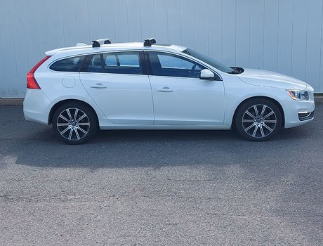 2017 Volvo V60 T6 Drive-E Premier | Leather | HtdSeats | Cam