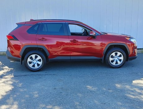 2020 Toyota RAV4 LE | AWD | Heated Seats | Cam | USB