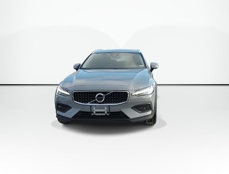 2025 Volvo V60 Cross Country Plus | Leather | Roof | Warranty to 2028