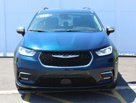 2023 Chrysler Pacifica Limited | Leather | Roof | Nav | Warranty to 2028