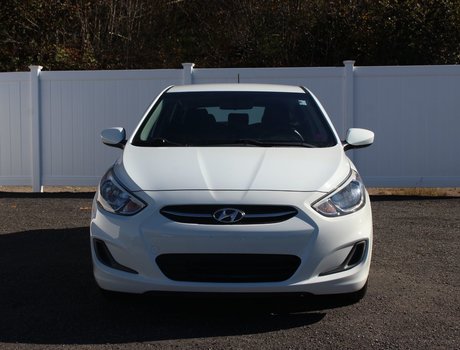 2015 Hyundai Accent L | 6-Spd | 138hp | USB | CD | AM/FM | ABS