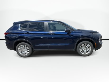 2024 Mitsubishi Outlander LE | Roof | Htd Sts | Keyless | Warranty to 2034