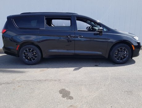 2022 Chrysler Pacifica Touring L | Leather | Cam | USB | Warr to 2028