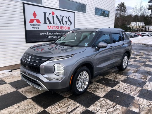 2023 Mitsubishi Outlander SE - sunroof, cruise control, reverse camera a/c