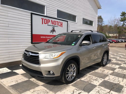 2016 Toyota Highlander XLE- Leather interior, AWD, 3 rows tons of space!