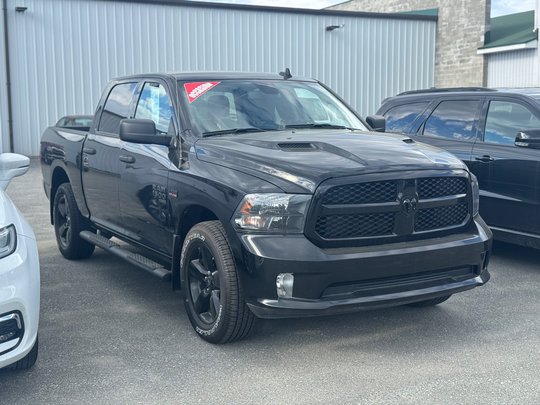 Ram 1500 Classic EXPRESS 4X4 CREW CAB NIGHT EDITION // V8 2023