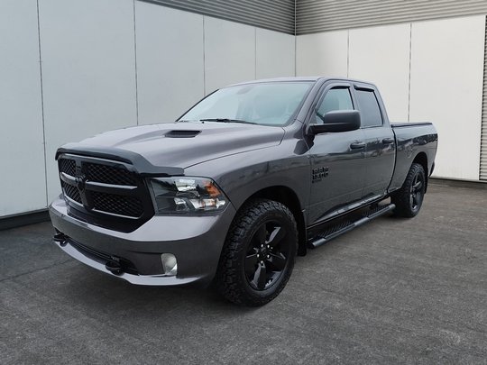Ram 1500 Classic EXPRESS 4X4 QUAD CAB // V6 // NIGHT EDITION 2023