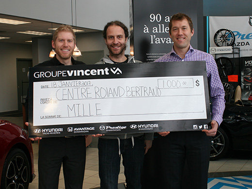 Groupe Vincent remet 1000$ à la Campagne du Panier de Noël du Centre Roland-Bertrand