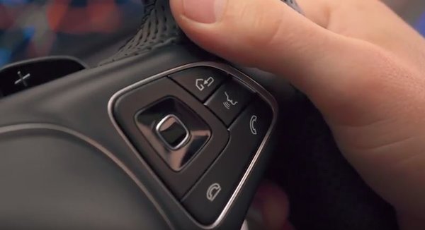 What is: New COMAND interface: Improved voice control.