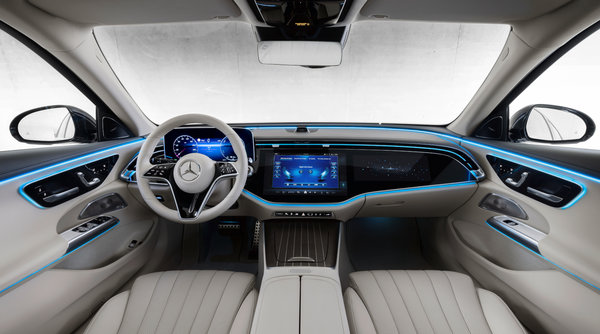 Standard Display vs. MBUX Superscreen: How the 2026 E-Class Dashboard Changes