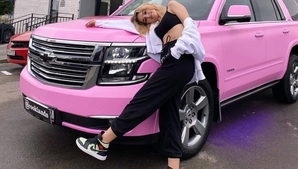 Social media influencer shows off her pink Chevrolet Tahoe