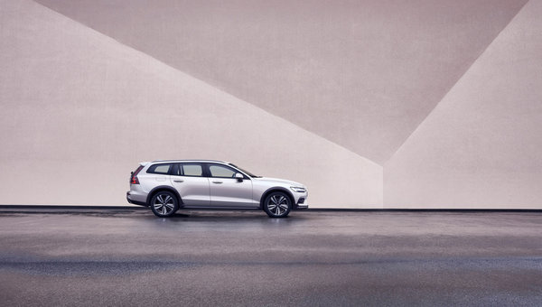 2021 Volvo V60 Cross Country vs. 2021 Audi A4 allroad: Volvo Focuses on Versatility