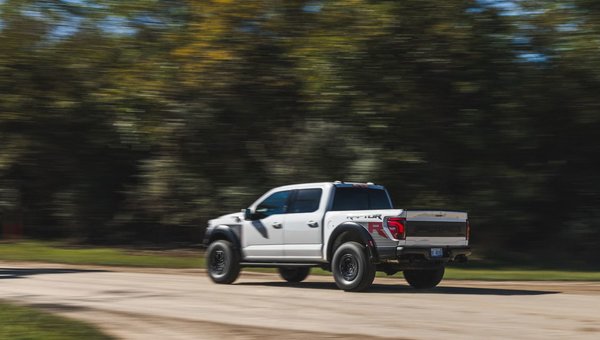 Ford F-150 Raptor R 2026 : Le roi incontesté de la démesure tout-terrain