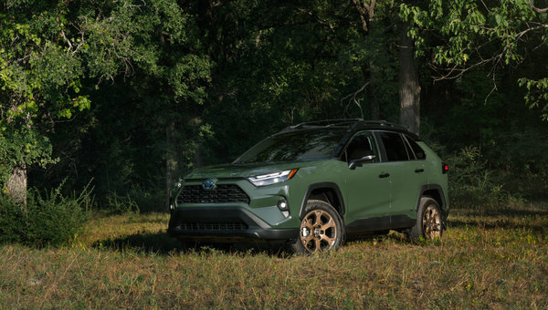 4 raisons de jeter un coup d'oeil au Toyota RAV4 hybride Woodland Edition 2024