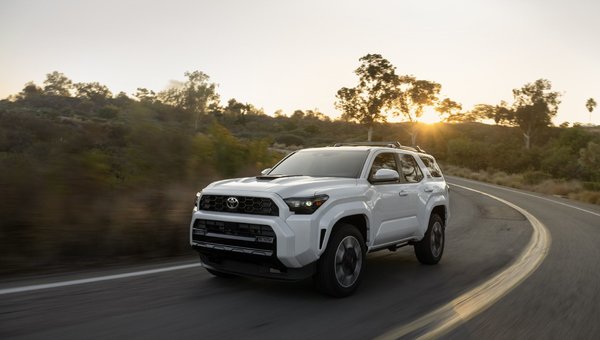 Land Cruiser 2026 ou 4Runner 2025 : lequel choisir pour les terrains de Thetford Mines?