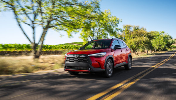 Découvrez les fonctions d'aide à la conduite de la Corolla Cross 2026 par version