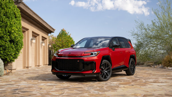 Le Toyota RAV4 hybride rechargeable 2026 arrive au Québec : quatre versions dès 48 750 $