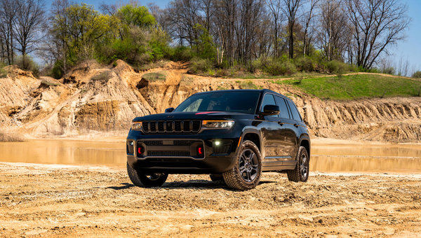Jeep Grand Cherokee Trailhawk 2027 : le moteur Hurricane 4 Turbo de 324 ch et 28,9 cm de garde au sol en font le VUS hors route le plus capable du Québec
