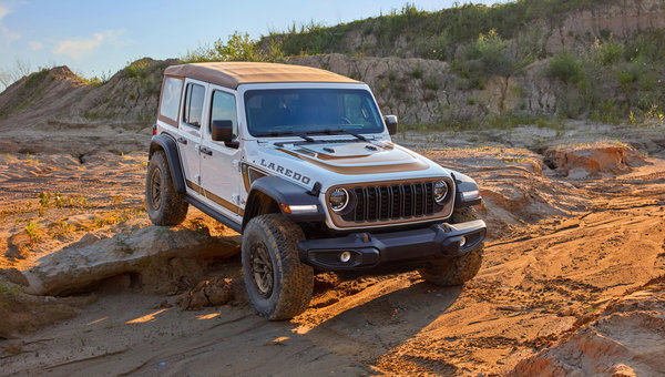 Le Jeep Wrangler Laredo 2027 revient avec le toit souple beige et l’ensemble Xtreme 35 de série
