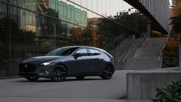 Réduire les coûts de carburant au quotidien grâce à l’efficacité Skyactiv-G de la Mazda3 Sport 2026