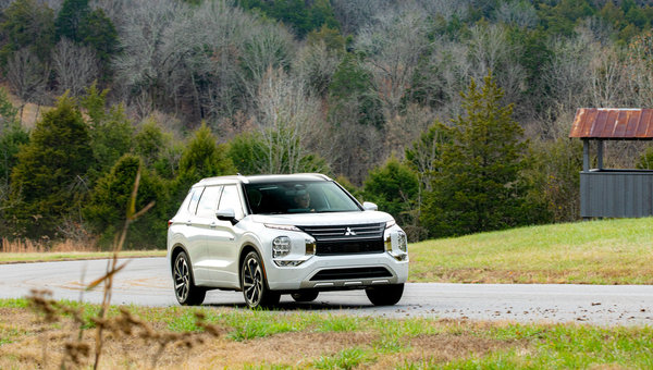 Mitsubishi Outlander PHEV 2024 vs Tucson PHEV : trois raisons pour lesquelles Mitsubishi mène le bal