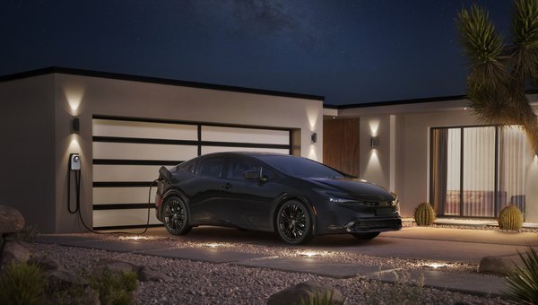 La Prius Hybride Branchable Nightshade 2026 : design sombre et technologie avancée