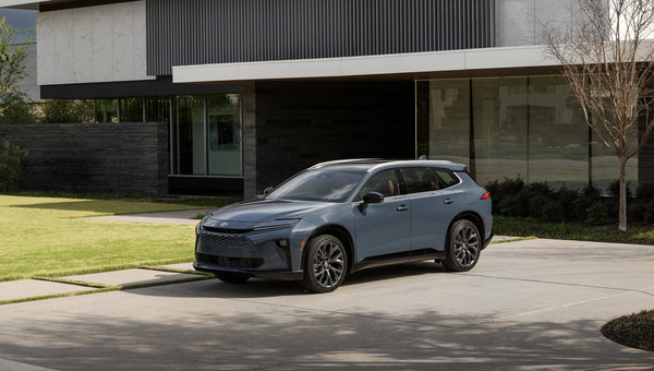 Quels sont les chiffres de puissance et de consommation du Toyota Crown Signia 2026?