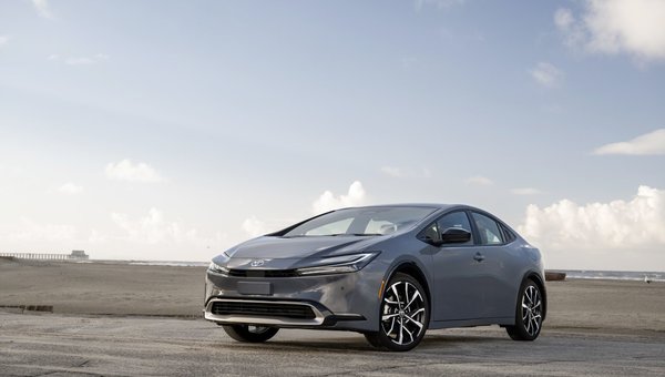 La Toyota Prius et le Grand Highlander remportent le titre de Voiture et véhicule utilitaire canadien de l'année 2024 décerné par l'AJAC