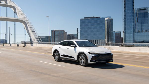 Qu'est-ce que la Toyota Crown hybride 2026 — et en quoi diffère-t-elle de la Camry? Guide pour les acheteurs québécois