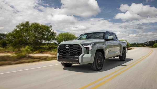 Le i-FORCE MAX du Toyota Tundra 2026 peut-il tirer sa cote de remorquage maximale sans effort?