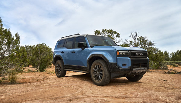 Trois versions, un seul groupe motopropulseur hybride : comment le Toyota Land Cruiser 2027 se décline