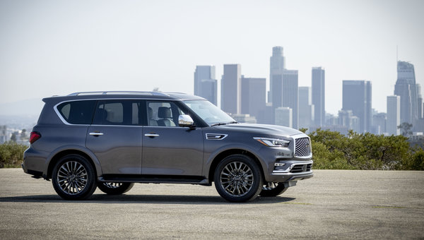 Infiniti QX80 vs BMW X7 : imitation flatteuse