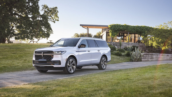 2025 Lincoln Navigator AWD and Winter Features: Full-Size Luxury for Victoria, BC