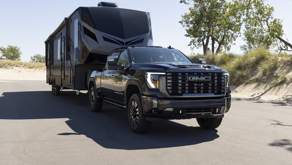 Silverado HD 2026 ou Sierra HD : 975 lb-pi Duramax contre 464 lb-pi V8 essence — lequel travaille vraiment pour vous ?