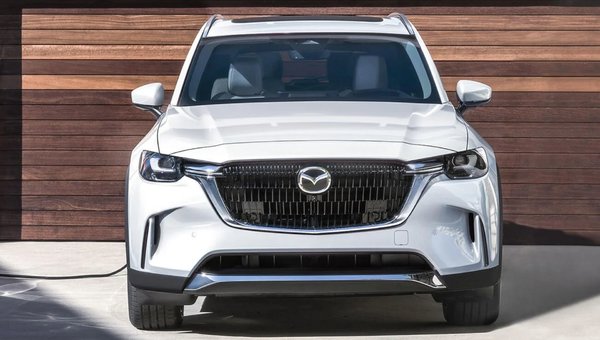 Mazda CX-90 VÉHR : le premier véhicule électrique hybride rechargeable de Mazda