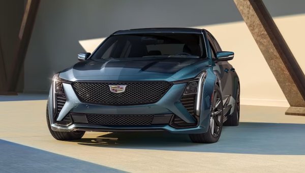 Lancement de la Cadillac CT5-V 2025 et de la Cadillac CT5-V Blackwing 2025