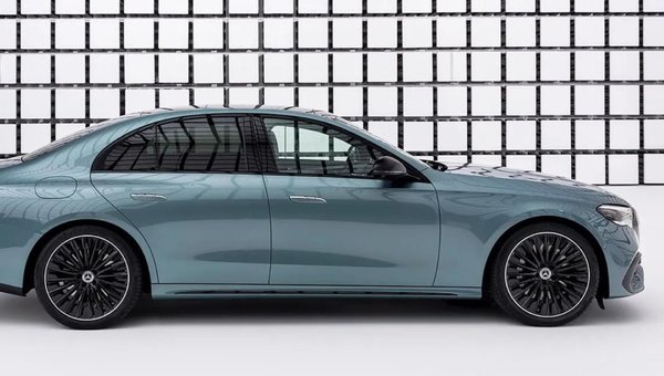 Berline de Classe E Mercedes-Benz 2024 : une voiture alliant confort et modernité numérique