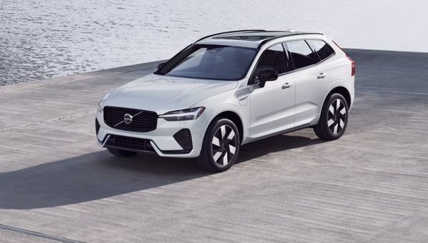 2025 Volvo XC60 PHEV Interior, Technology, and Safety Features