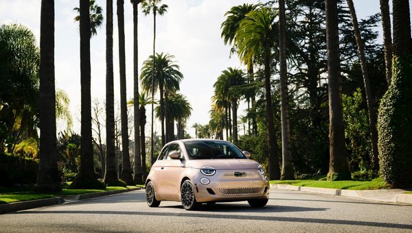 La FIAT® 500e BEV remporte le prix de la Voiture Verte Urbaine de l’Année