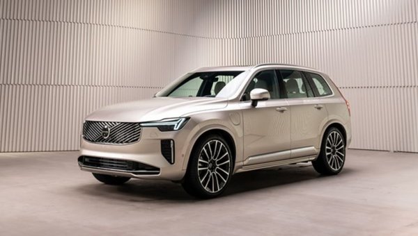 2025 Volvo XC90 PHEV Review: What You Need to Know